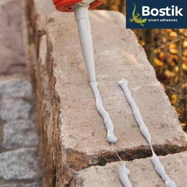 Steenlijm op betonnen stapelelement met logo Bostik